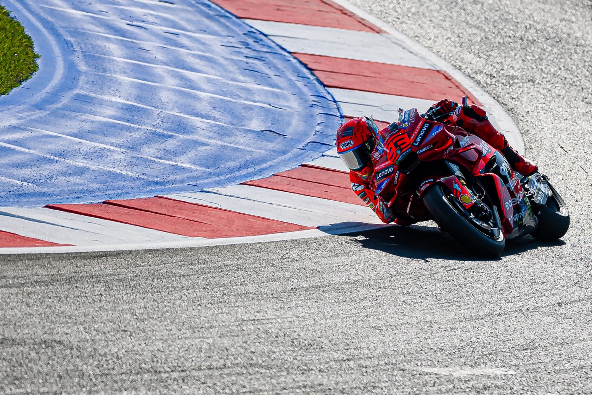 Marquez résiste à Bezzecchi et gagne à Misano