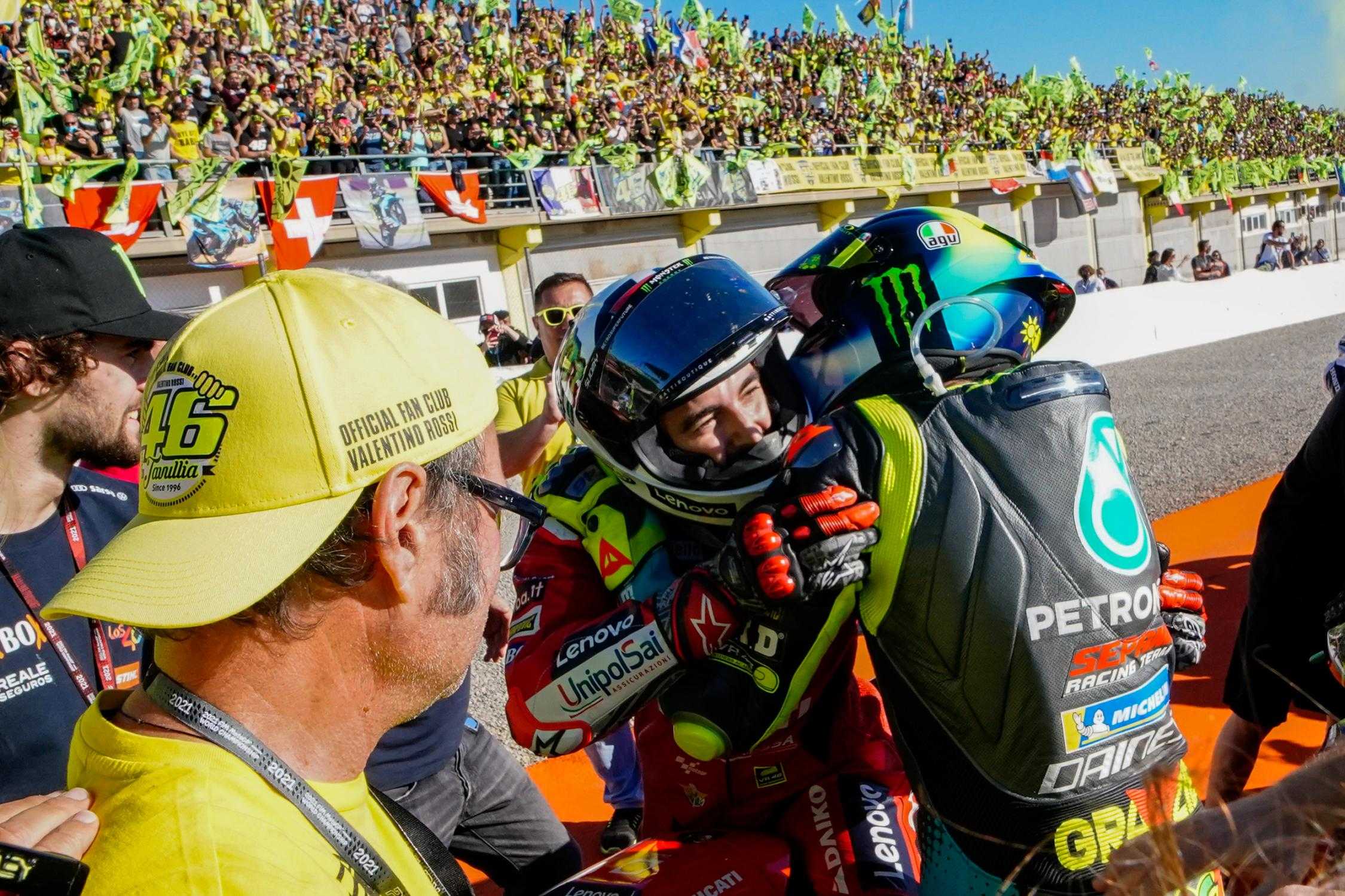 « Il n'y aura jamais personne comme lui » : Rossi acclamé et récompensé pour sa carrière