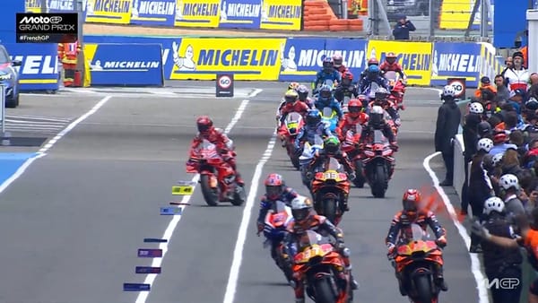 Drapeau rouge pour la course MotoGP !